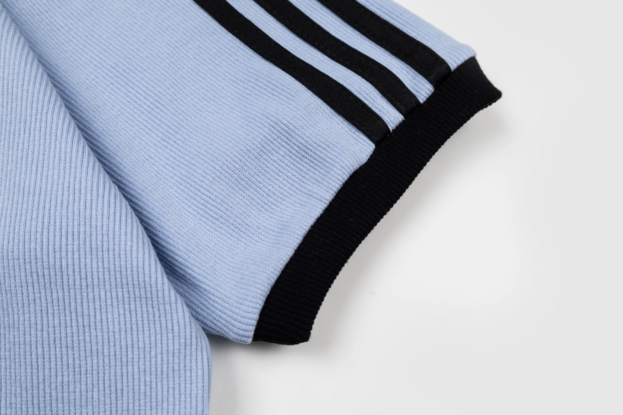 adidas Clover short-sleeved T-shirt Classic round neck design, threaded material, comfortable and Breathable, a must-have for spring and summer! Light Blue color with Black three stripes, simple and recognizable✨. Slim-fitting fit, suitable for daily commuting, leisure or sports. Jennie Same Style is very popular in the fashion circle🔥. Pair it with shorts or casual pants to easily get the Korean casual style! Style number: A 180# Color: Cream White Blue Size: S M L XL